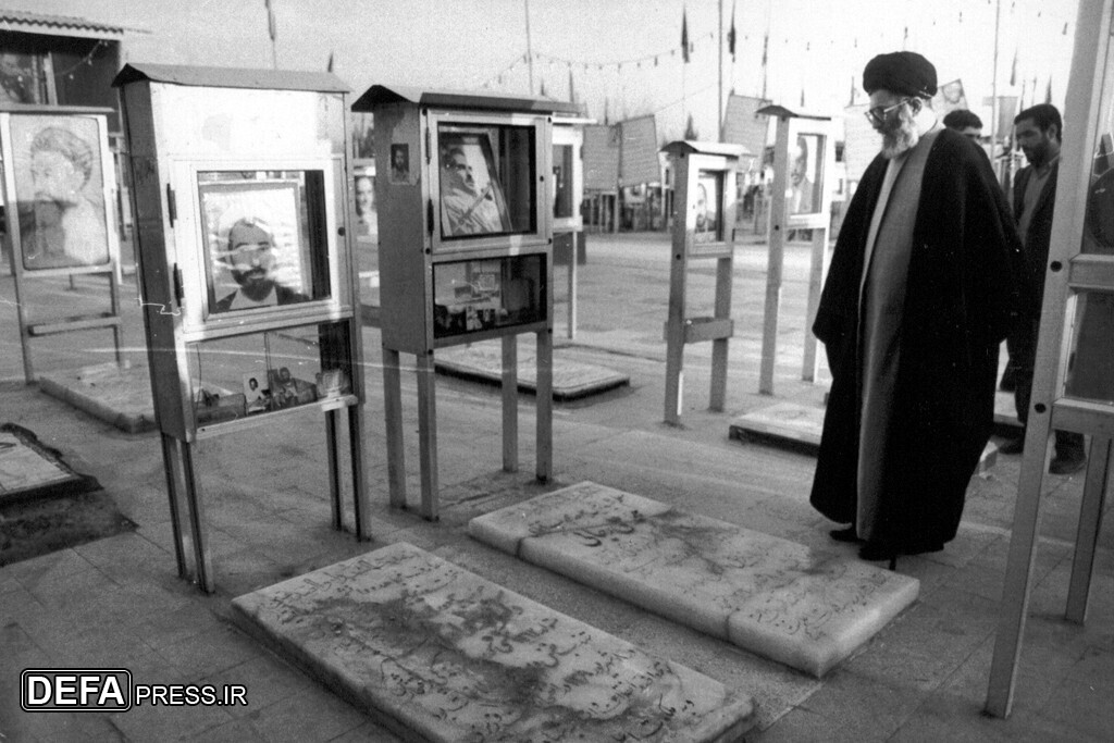 حضور آیت‌الله خامنه‌ای بر سر مزار شهیدان رجایی و باهنر در دوران ریاست‌جمهوری+ تصاویر