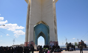 تصویر/حضور دانش آموزان دختر قزوینی در یادمان شهدای گمنام قزوین