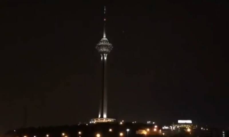 فیلم/ لحظه خاموشی برج میلاد به مناسبت شهادت رییس جمهور و هیأت همراه