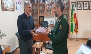 اهدای لوح تقدیر مدیرکل حفظ آثار دفاع مقدس سمنان به رئیس سازمان جهاد کشاورزی استان