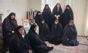 عیادت اعضای کانون خواهران شهدا از مادر شهید قربانی