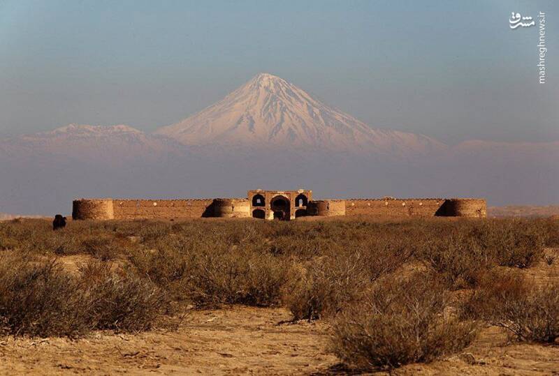 عکس/ نمایی از قله‌ دماوند و کاروان‌سرای دیر گچین، قم