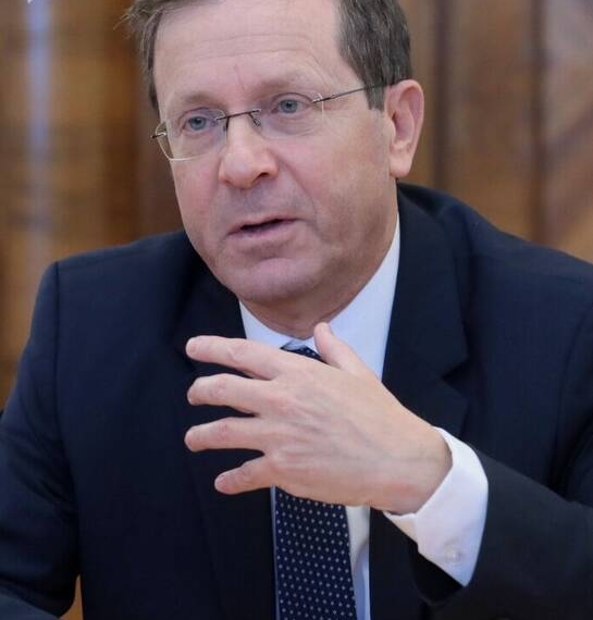 رئیس رژیم صهیونیستی به دلیل ترس از حادثه امنیتی از هواپیما پیاده نشد