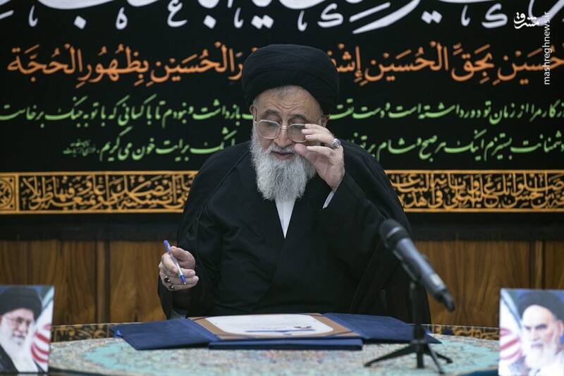 لحظه امضای اعتبارنامه پزشکیان توسط آیت‌الله جنتی و دیگر اعضای شورای نگهبان