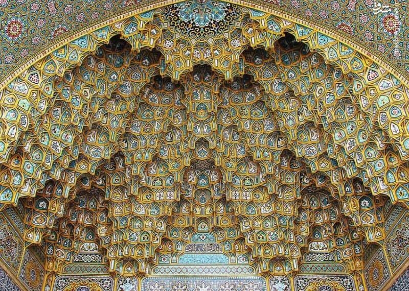 تصویری از یک مقرنس‌کاری زیبا در اصفهان