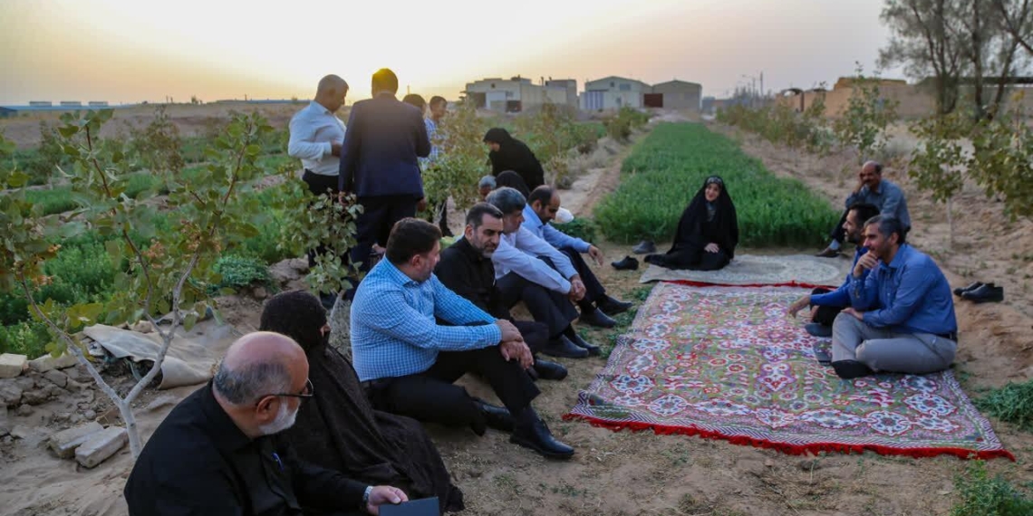 دیدار متفاوت استاندار یزد با مادر شهید «محمدحسین میرحسینی»