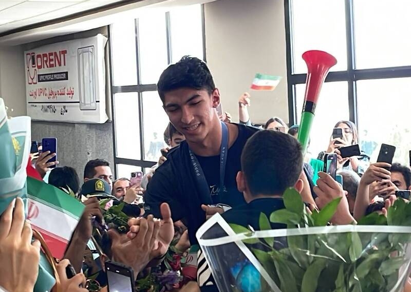 فیلم / استقبال مردم کرمانشاه از آرین سلیمی