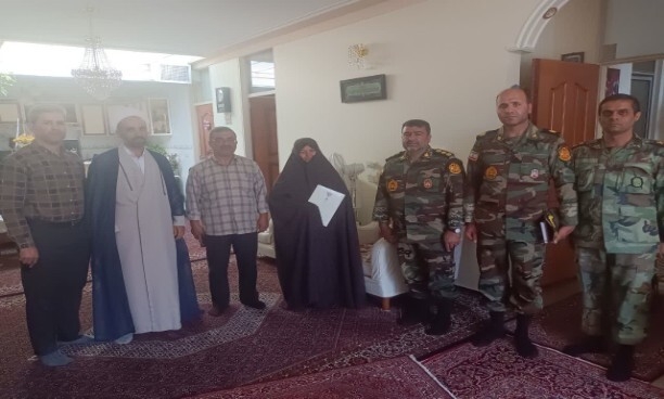 فرمانده آمادگاه ولایت زنجان با خانواده شهید «فروزنده» دیدار کردند