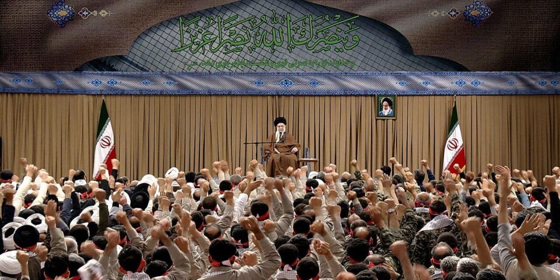 رهبر انقلاب: بسیج مستضعفین در کشور یک پدیده بی‌نظیر بود