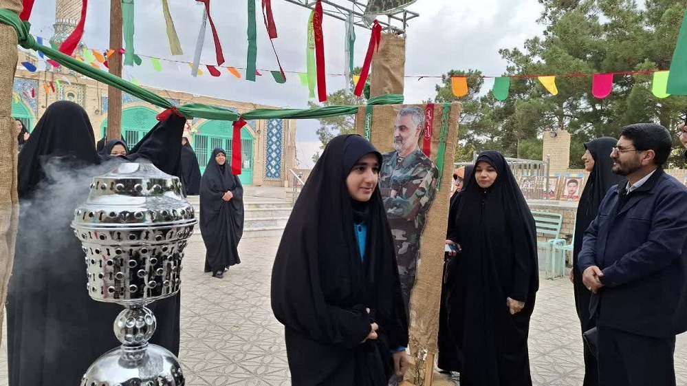 اعزام دو دستگاه اتوبوس از دختران دانش‌آموز شهرستان کهک قم به اردوی راهیان نور