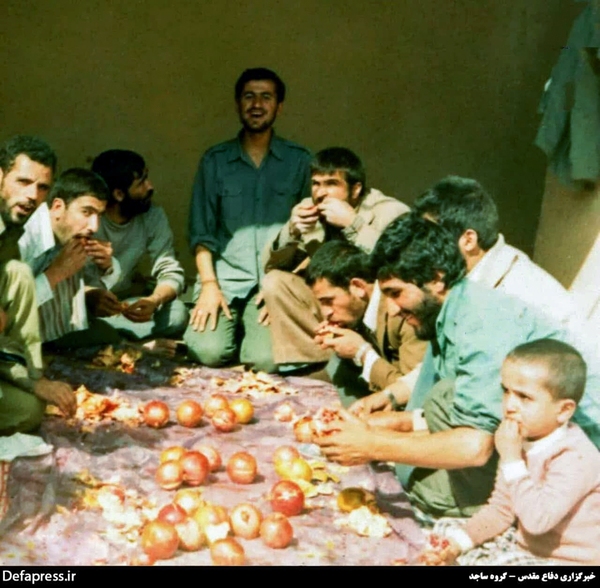 تصویری از شهید «احمد کاظمی» در حال خوردن میوه بهشتی