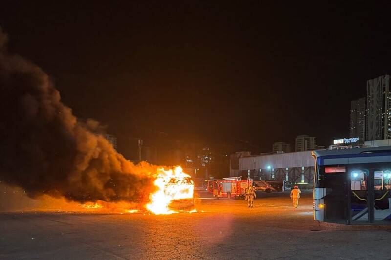 تازه‌ترین تصاویر از انفجار اتوبوس‌ها در شهر «بت یام» در جنوب تل‌آویو