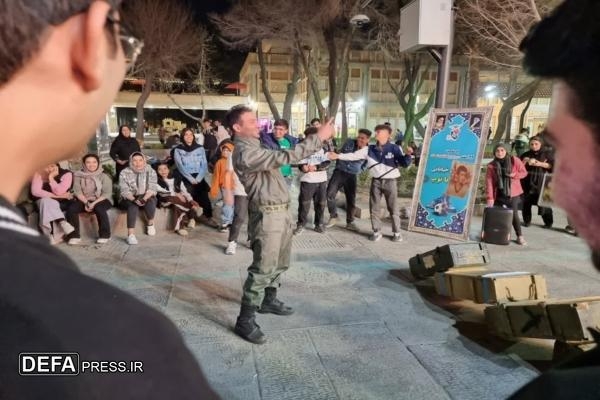 نمایش خیابانی «توپ با توپ» به مناسبت هفته شهید در اصفهان اجرا شد