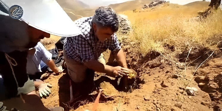 تفحص پیکر شهیدی که شیشۀ عطرش هنوز پُر بود