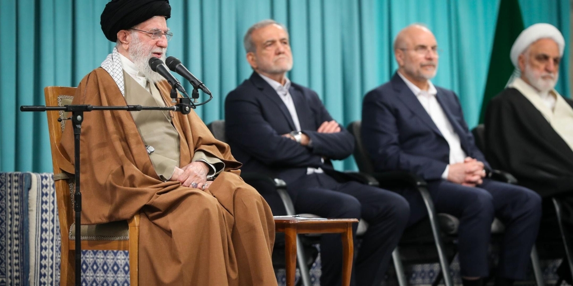 امام خامنه‌ای: اتحاد دنیای اسلام، تنها راه ایستادگی در مقابل باج‌طلبی قدرت‌های بزرگ است