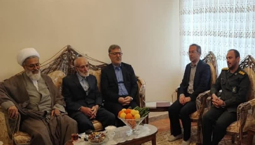 دیدار معاون سیاسی استاندار استان مرکزی از پدر شهید والامقام حمید مؤیدی در تفرش
