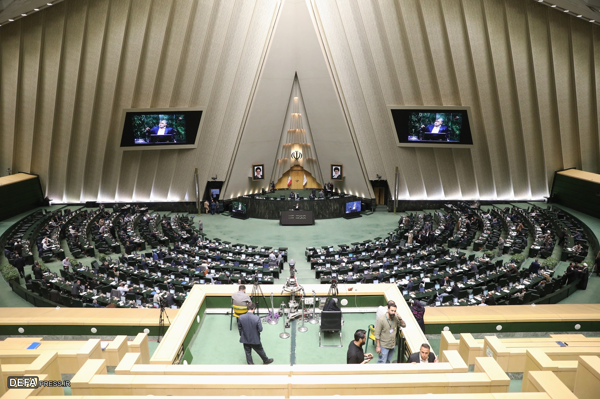 فروردین در مجلس چه گذشت؟