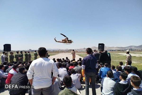 بازدید بیش از ۲۰۰۰ دانش‌آموز مشهدی از نمایشگاه «شوق پرواز» در پایگاه هوانیروز مشهد+ تصاویر