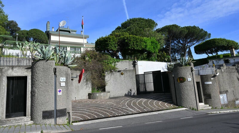 درخواست توقف برنامه هسته‌ای ایران صحت ندارد