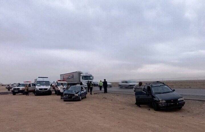 فیلم/ تصادف زنجیره‌ای در میبد به دلیل طوفان شن