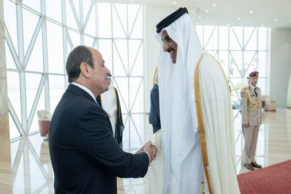 ورود السیسی به دوحه و استقبال شیخ تمیم از رئیس جمهور مصر