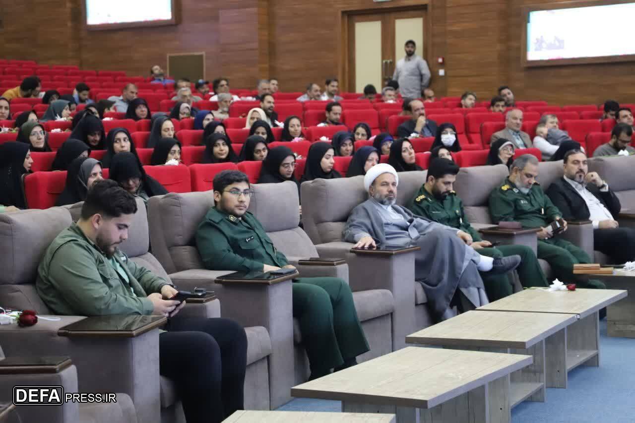 معلم اندیشه ساز، انسان را در سمت درست تاریخ قرار میدهد