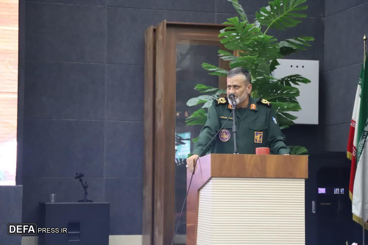 معلم اندیشه ساز، انسان را در سمت درست تاریخ قرار میدهد