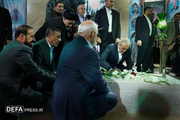 ادای احترام پزشکیان به مقام والای شهیدان استان کرمانشاه