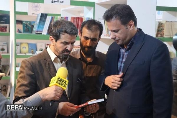 بازدید استاندار همدان از غرفه بنیاد حفظ آثار دفاع مقدس و مقاومت در نمایشگاه کتاب + تصاویر