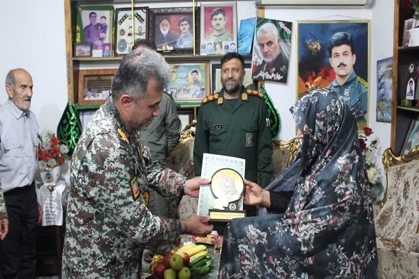 دیدار فرمانده پدافند هوایی مازندران با خانواده شهید «اسماعیل‌زاده»+ تصاویر