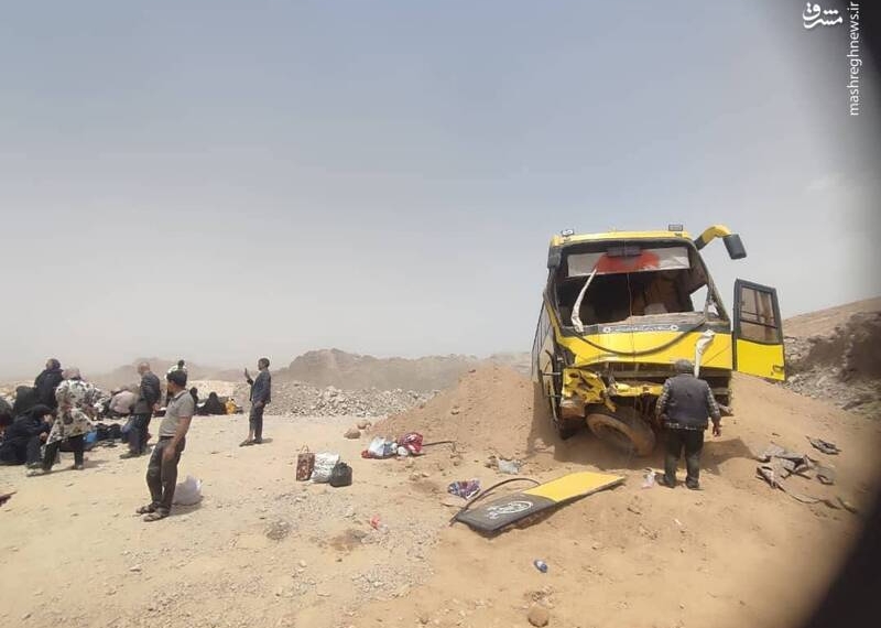 عکس/ ۲۷ مصدوم بر اثر واژگونی اتوبوس در یزد