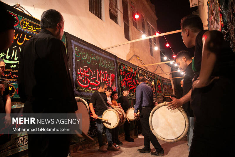 فیلم/ عزاداری بندرعباسی‌ها در محل حادثه بندر شهید رجایی