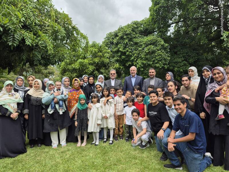 عکس یادگاری جمعی از کودکان ایرانی مقیم کاراکاس با قالیباف