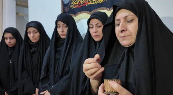 اهدای انگشتر متبرک رهبر معظم انقلاب اسلامی به خانواده شهید شایان فرد