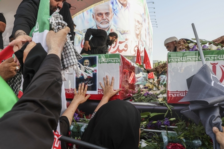 حضور رئیسجمهور در مراسم تشییع پیکر شهدای اقتدار+فیلم