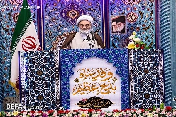 ملت ایران همچون کوه در برابر مستکبران ایستاده‌اند