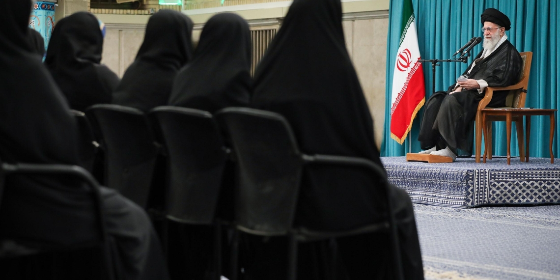 تأکید امام خامنه‌ای بر انسجام ملی و همکاری دولت و مجلس