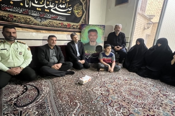 دیدار استاندار اصفهان با خانواده شهید حملات اخیر رژیم صهیونیستی در آران‌وبیدگل