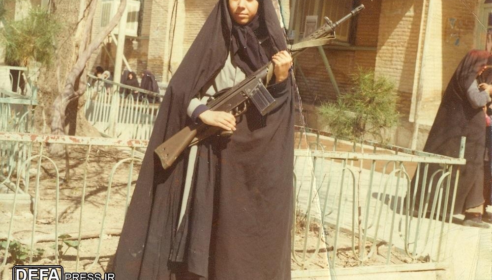 از شکنجه ساواک تا عکس جلد کتاب اموزش دفاعی مدارس؛ روایتی از یک بانوی ایثارگر دوران دفاع مقدس