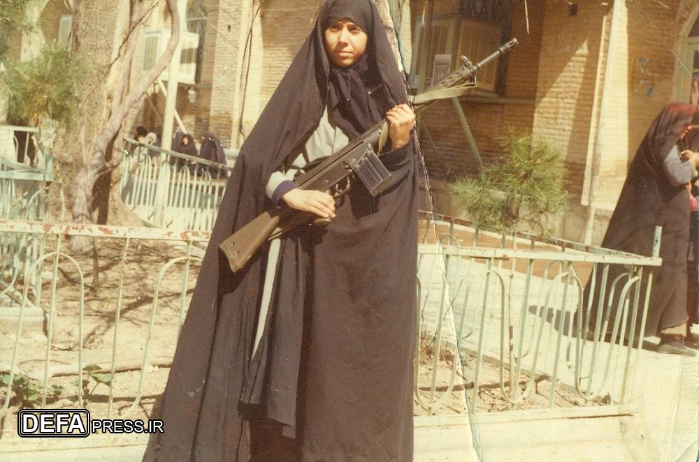 از شکنجه ساواک تا عکس جلد کتاب اموزش دفاعی مدارس؛ روایتی از یک بانوی ایثارگر دوران دفاع مقدس