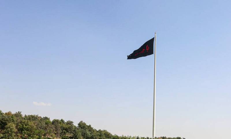 بزرگترین پرچم عزای حسینی در پایتخت به اهتزاز درآمد