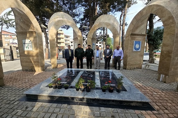 تصاویر/ ادای احترام مدیرکل حفظ آثار دفاع مقدس و مقاومت مازندران به یادمان شهدای گمنام کلاردشت