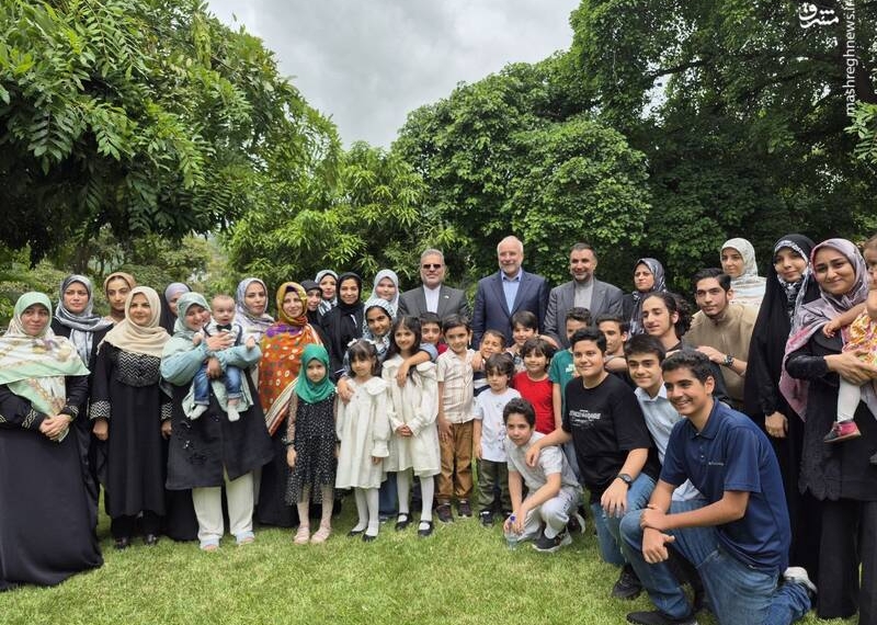 عکس یادگاری جمعی از کودکان ایرانی مقیم کاراکاس با قالیباف