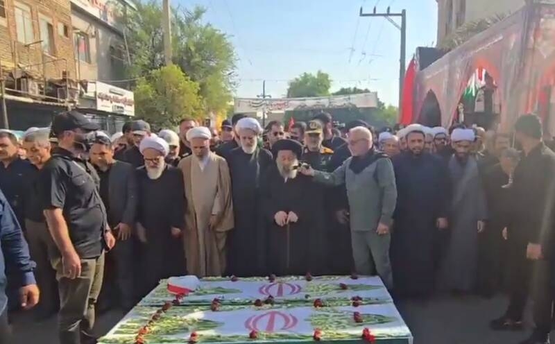 فیلم/ اقامه نماز بر پیکر سپهبد شهید غلامعلی رشید و فرزندش