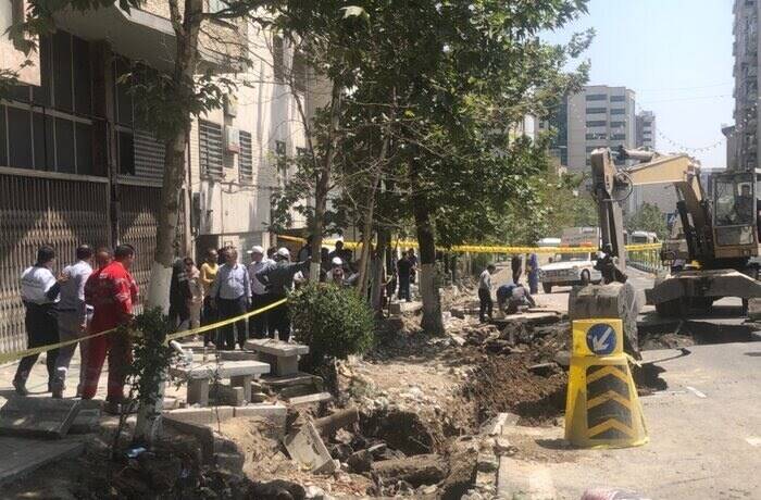 فیلم/ تعمیر ۷۰ درصدی خط لوله آب میدان قدس تهران