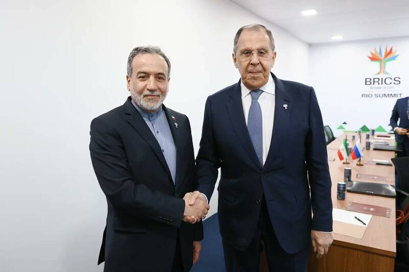 لاوروف بر حل مساله هسته‌ای ایران از طریق دیپلماسی تاکید کرد