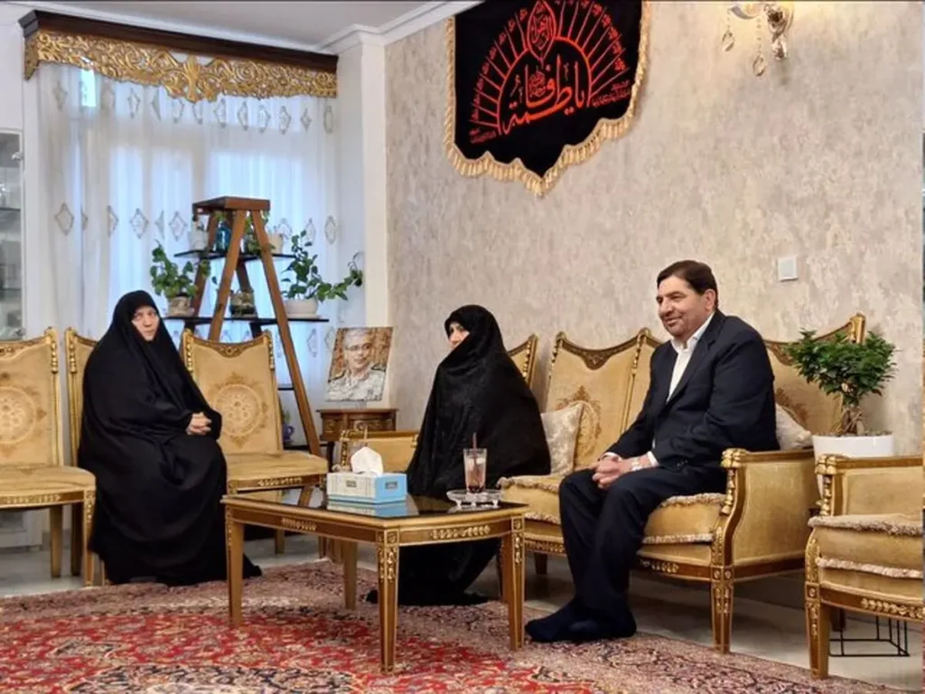 محمد مخبر با خانواده شهید محمد باقری دیدار کرد