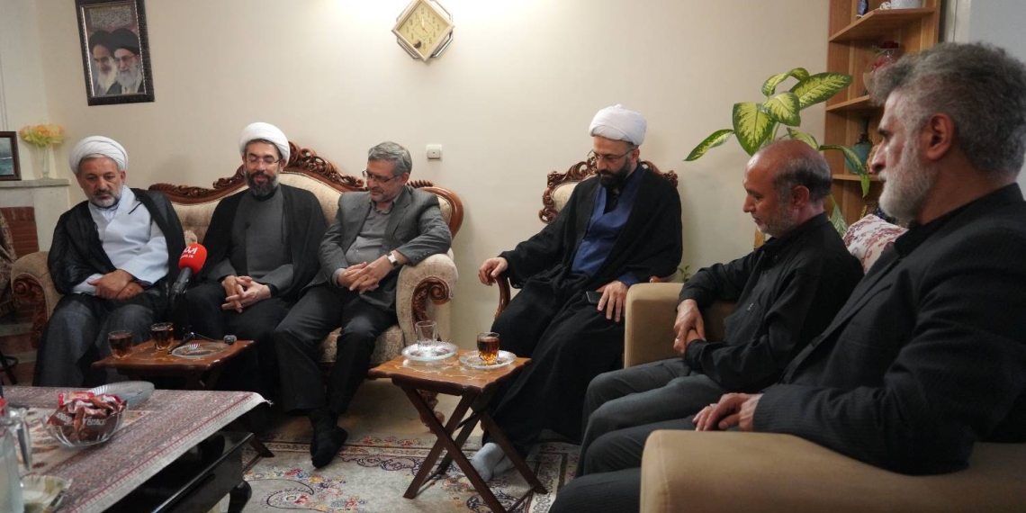 دیدار رئیس نهاد رهبری در دانشگاهها و مسئولان بنیاد شهید با خانواده «شهیدان ساداتی و هاشمی تبار»