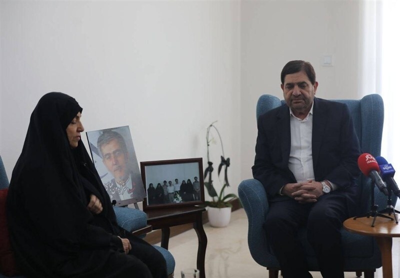 ابلاغ سلام امام خامنه‌ای به خانواده شهید فریدون عباسی توسط مخبر