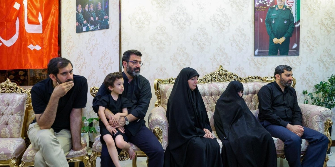 سردار رادان با خانواده شهید شادمانی دیدار کرد/ خاطره فرمانده کل انتظامی کشور از آخرین تماس تلفنی با سپهبد شادمانی